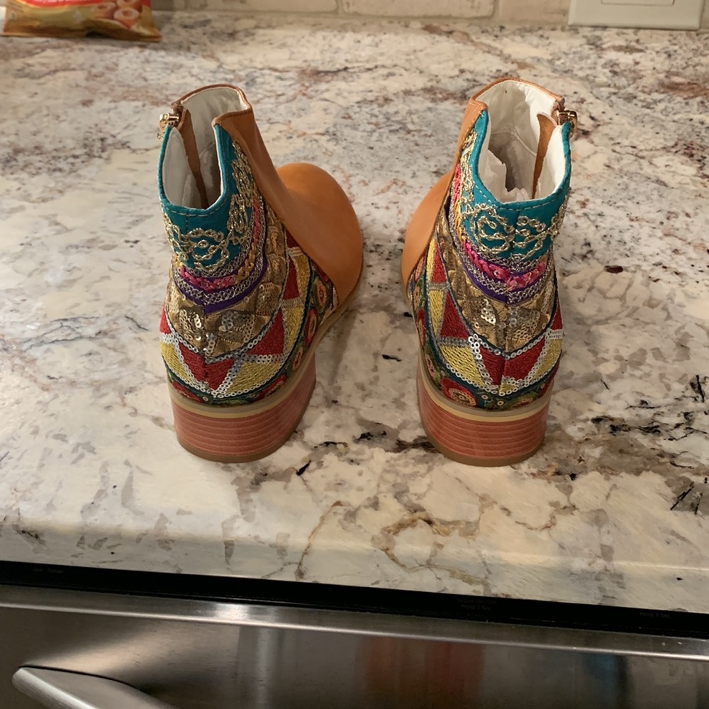 Very unusual Camel Colored Booties with fabric sequined back. Unknown brand. - Picture 3 of 4